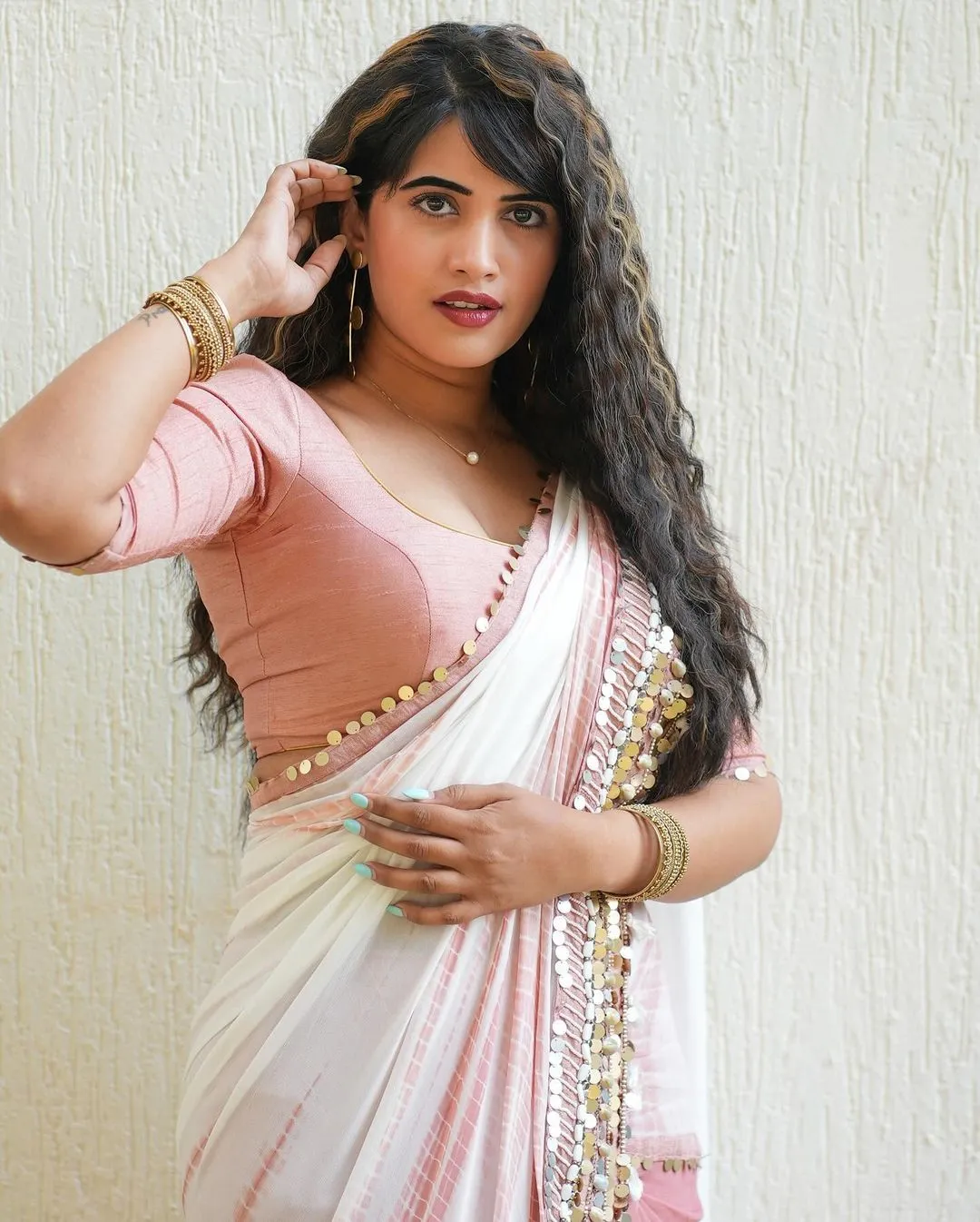 Telugu Actress Sravanthi Chokarapu Images In White Saree Pink Blouse